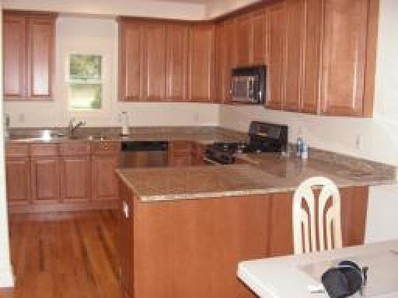 3rd image of 275 Pompton Ave #275