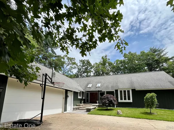 2140 Sunnybrook Rd, Commerce Township, MI 48382