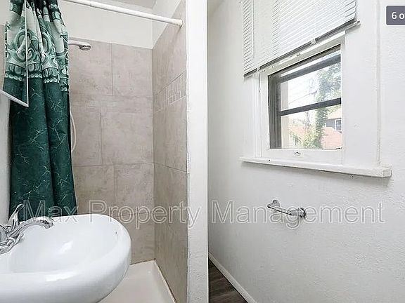 5th image of 1072 27th St