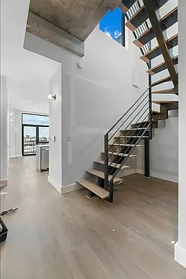 Building, photo 1