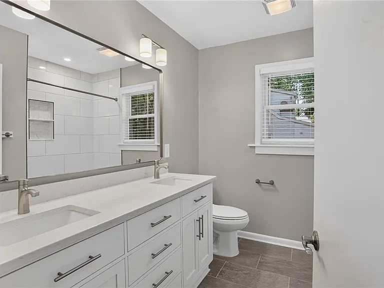 1220 Roxboro Dr NE — Photo 11