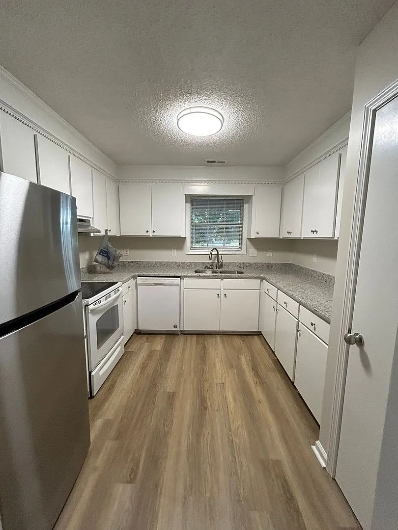 Newly Renovated- Shaw Afb-3 Bedroom, 2 Bathroom-Application Fee Waived For Active Duty Military — Photo 2