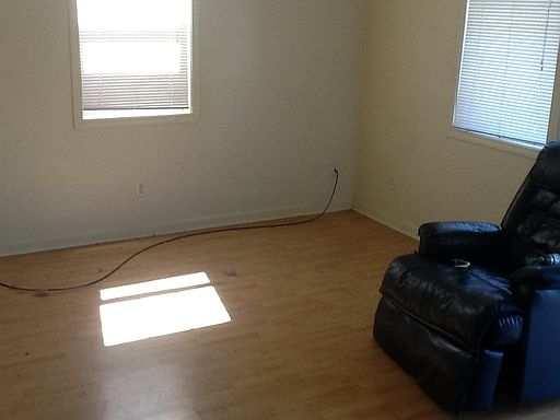 4th image of 945 Ash St