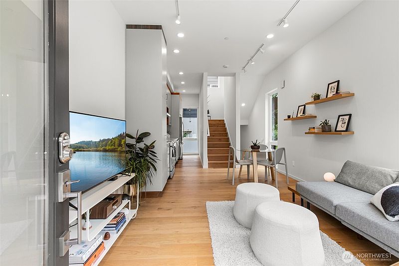 4th image of 637 13th Avenue E