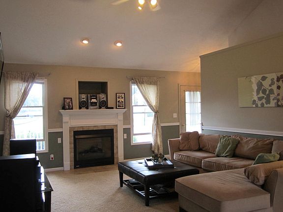 3rd image of 465 W Trillium Cir