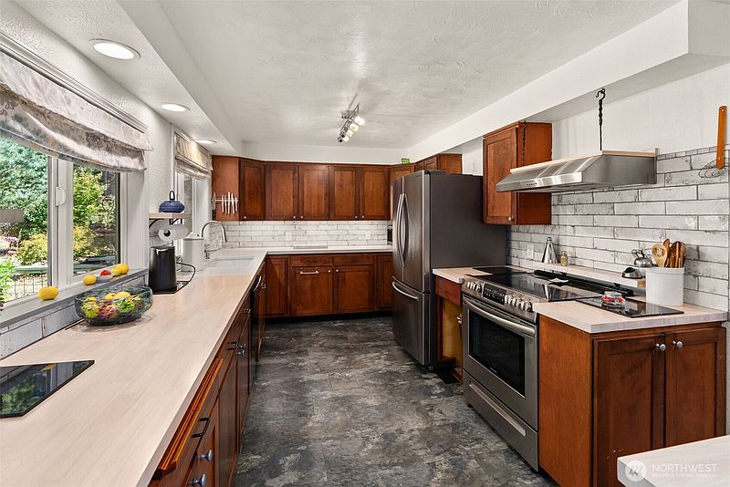 5th image of 17642 Irwin Street SW
