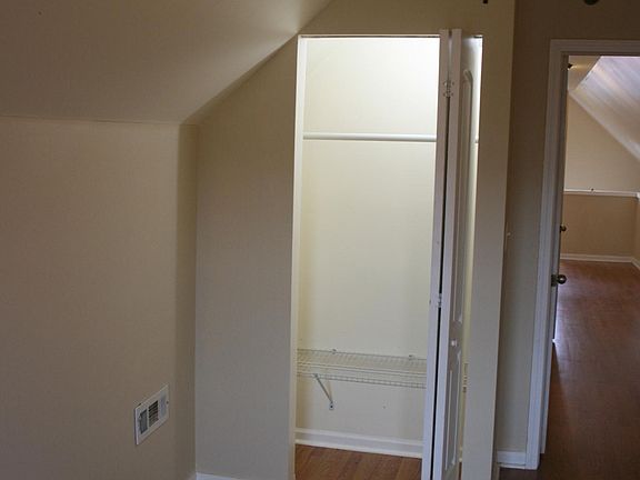 4th image of 2-5326 S Washtenaw Ave #2
