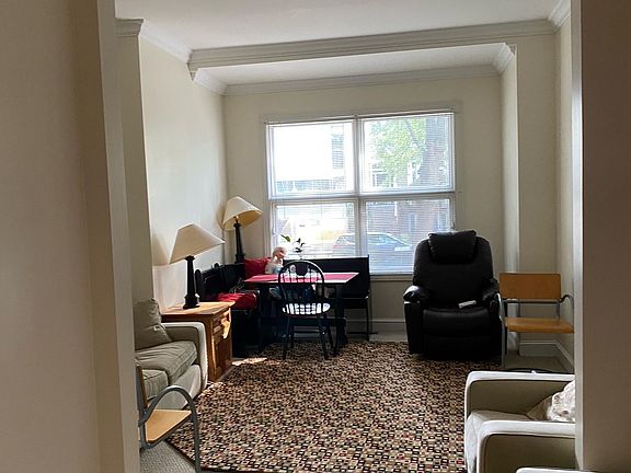 5th image of 2510 N Burling St #1