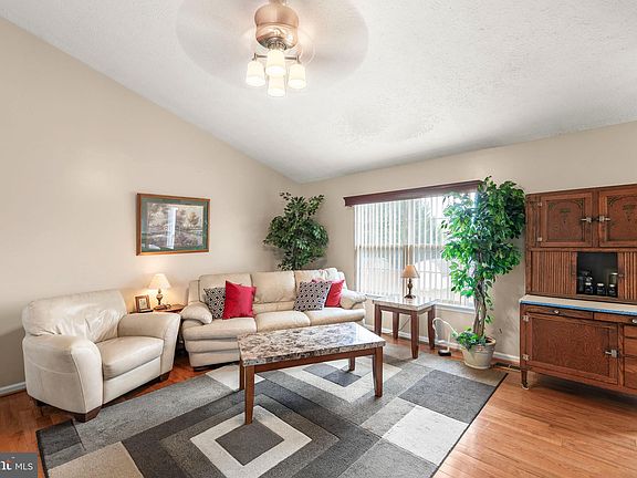 3rd image of 308 Montgomery Cir