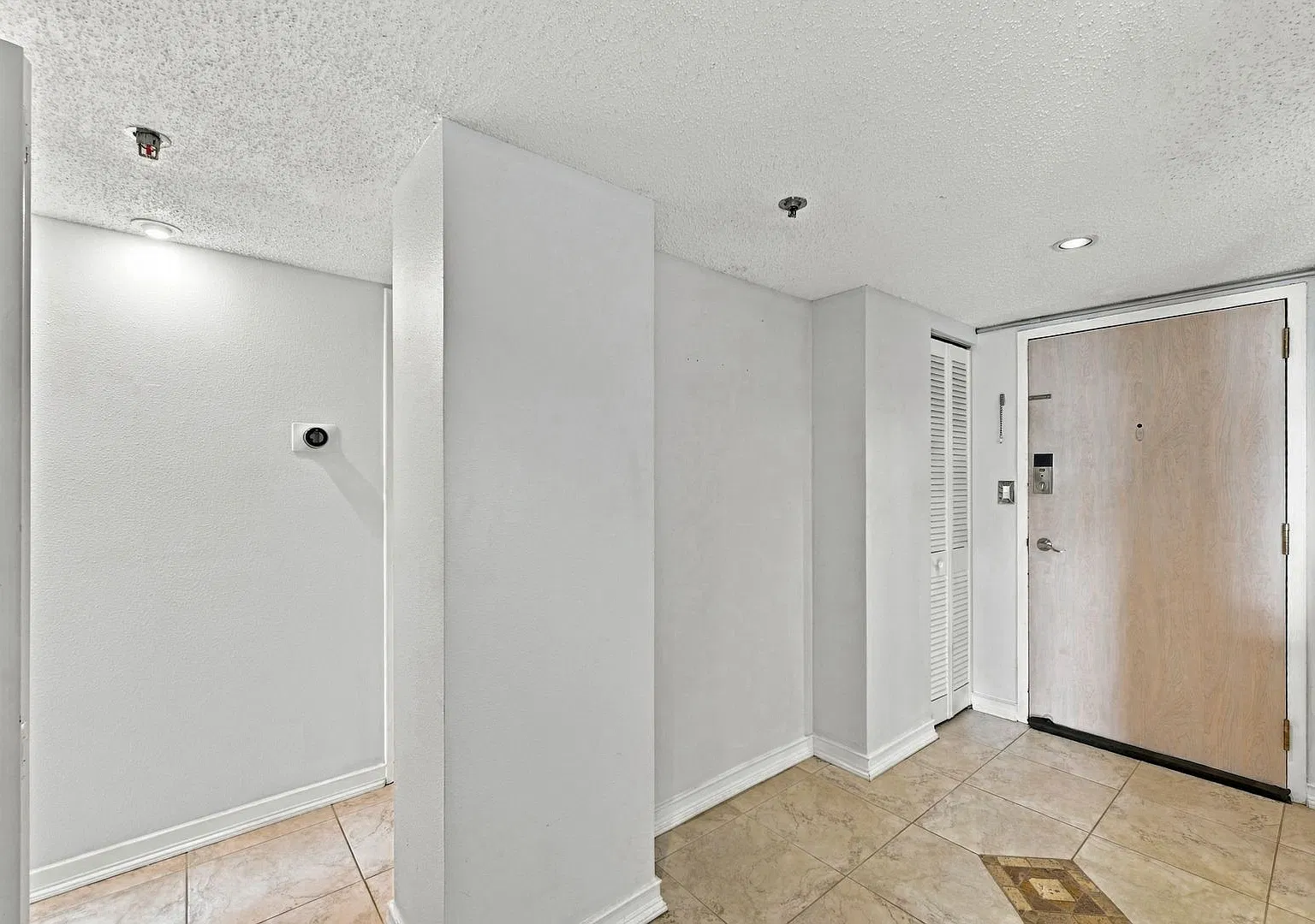 1 Bed/1 Bath Unfurnished 5th Floor Condo with Gorgeous Water Views! — Photo 3