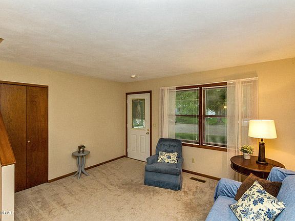 3rd image of 585 24th St NE