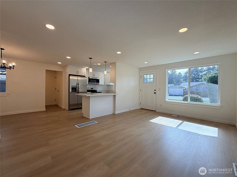 4th image of 209 E 65th Street
