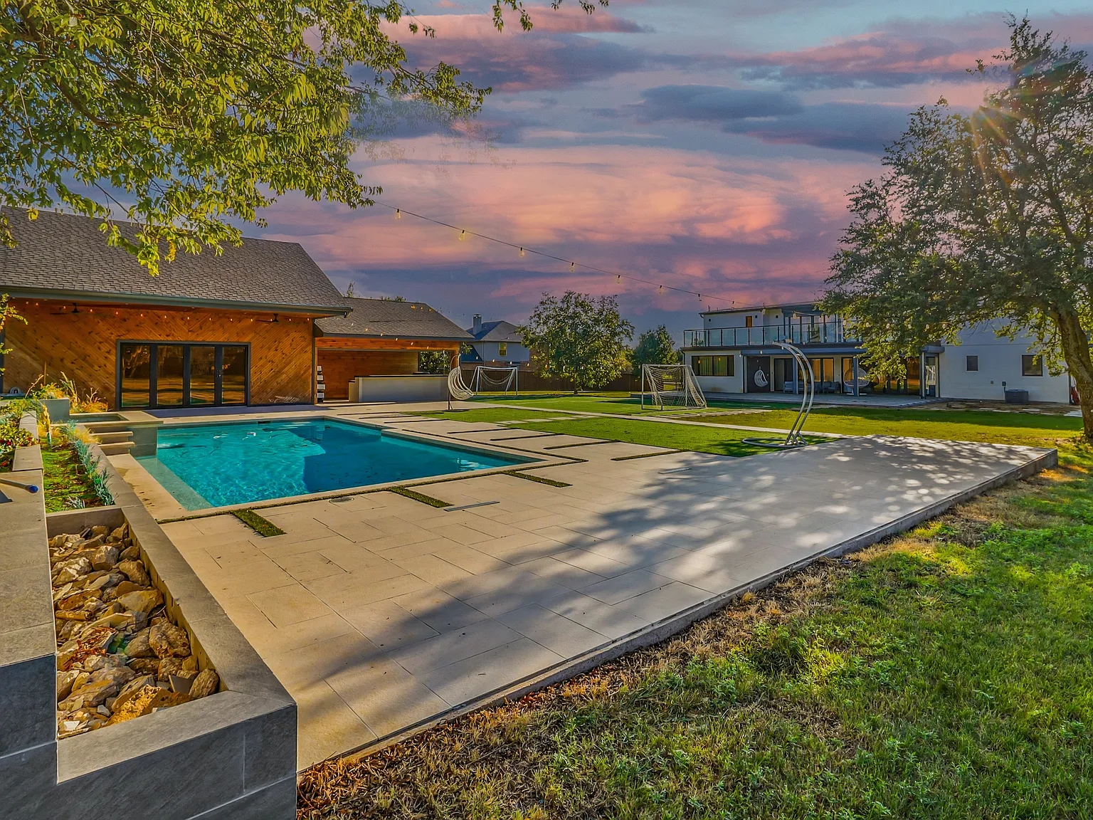 7 bed, 7.5 bath, 7450 sqft, $18,500 — Photo 4