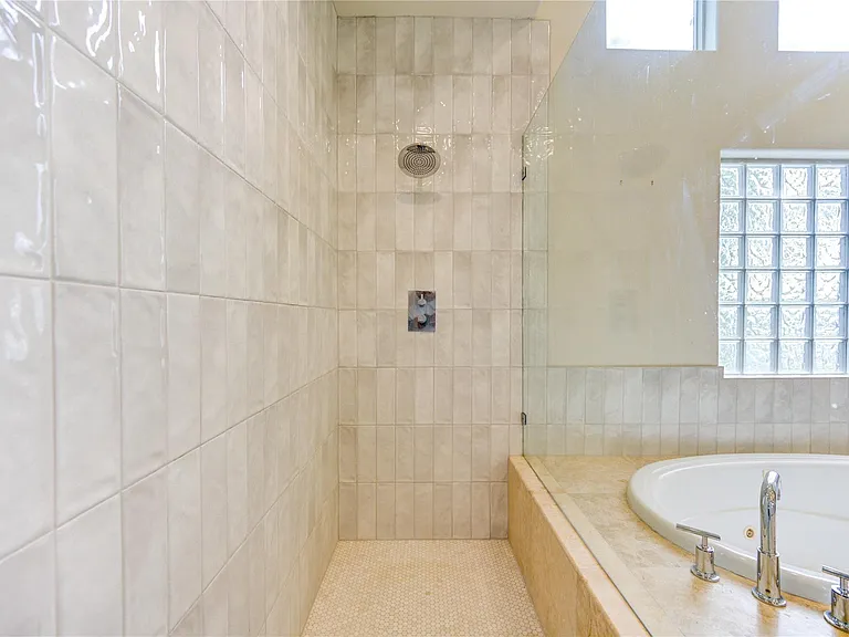6302 Prague St — Photo 32