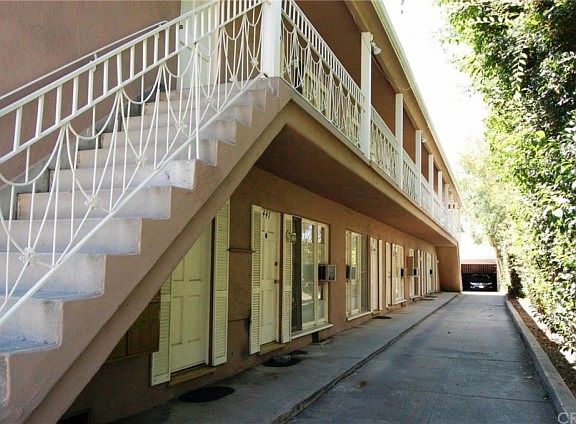 3rd image of 445 N Van Ness Ave