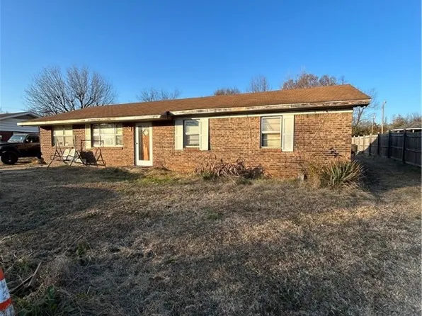8810 Green Point Dr, Altus, AR 72821