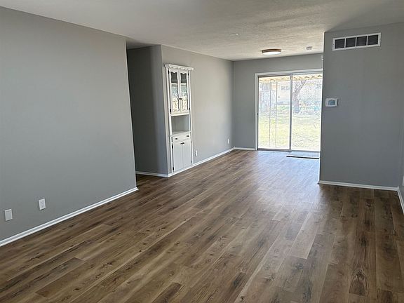 3rd image of 1427 N Community Dr