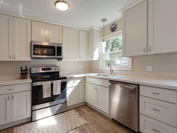 4th image of 561 SE 8th Ave