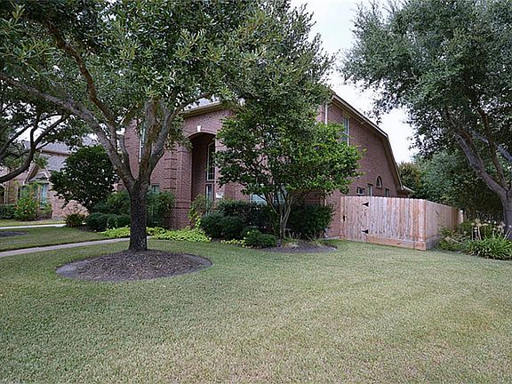 Large corner lot with large Oaks, nestled on cul-de-sac lot. Easy access to 1-10 & Greenhouse,Barker