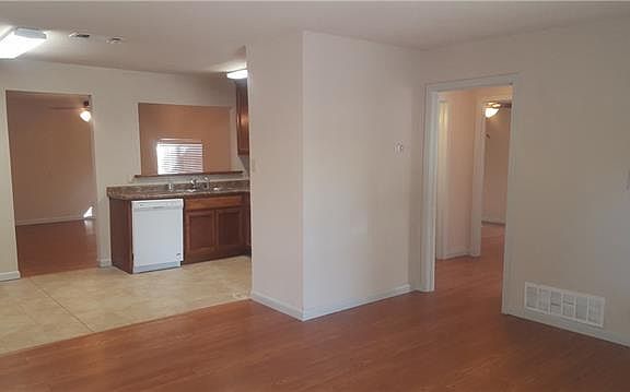 3rd image of 2901 Holm Dr