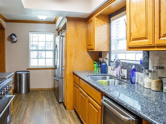 4th image of 211 Hollyvale Dr