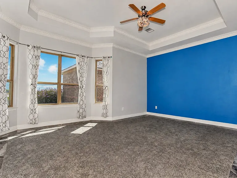527 Lily Ln — Photo 4