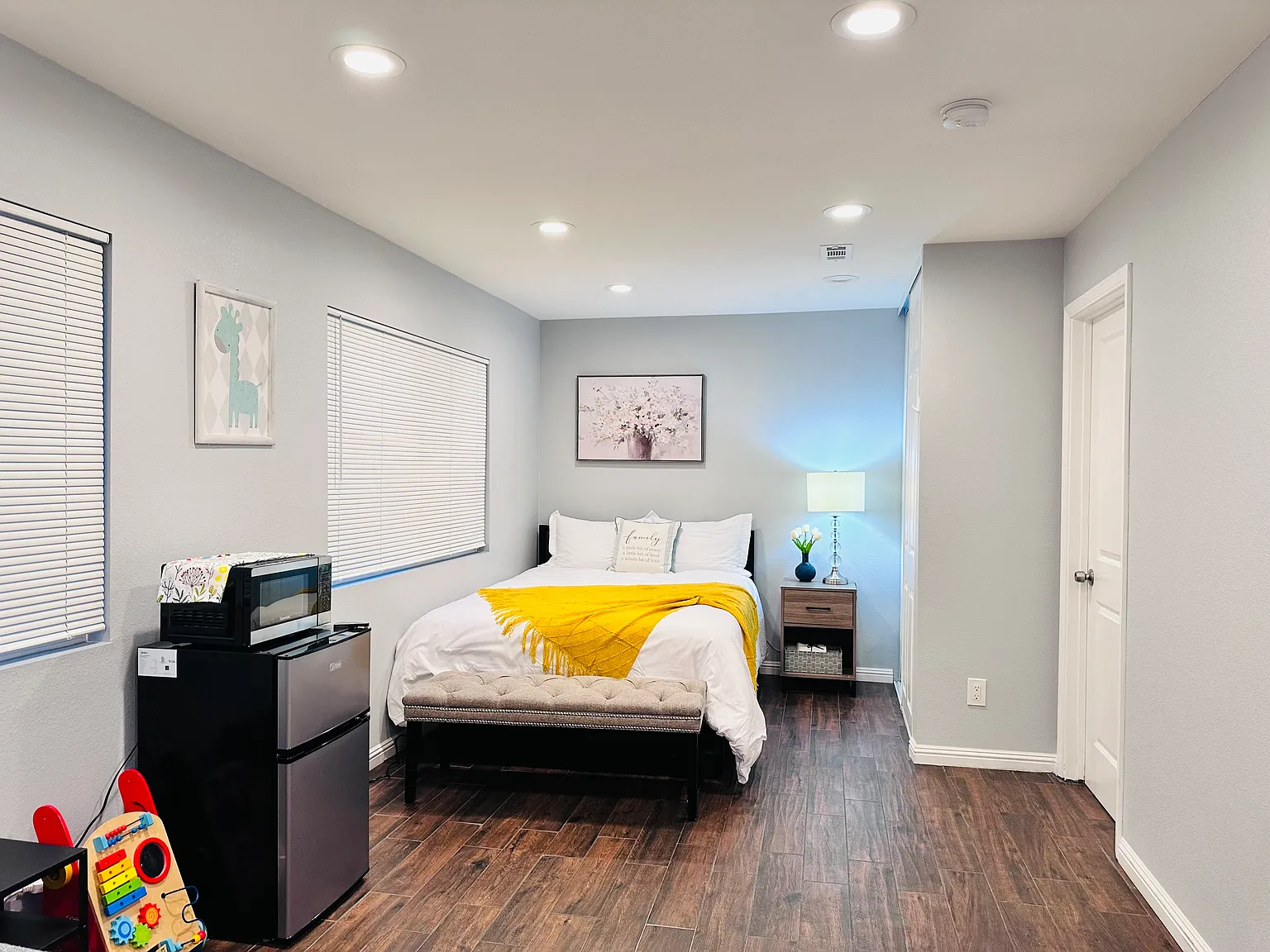 Studio, 300 sqft, $1,350 — Photo 2