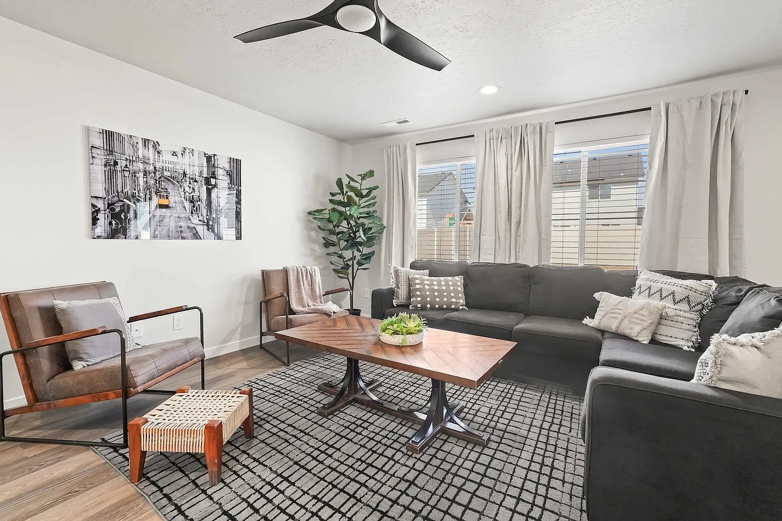 6 bed, 2.0 bath, 2798 sqft, $10,217 — Photo 3