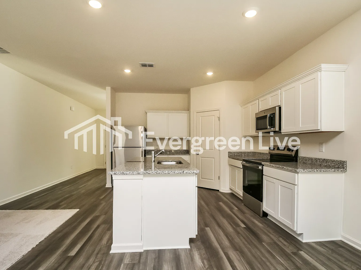5 bed, 3.0 bath, 2722 sqft, $2,340 — Photo 4