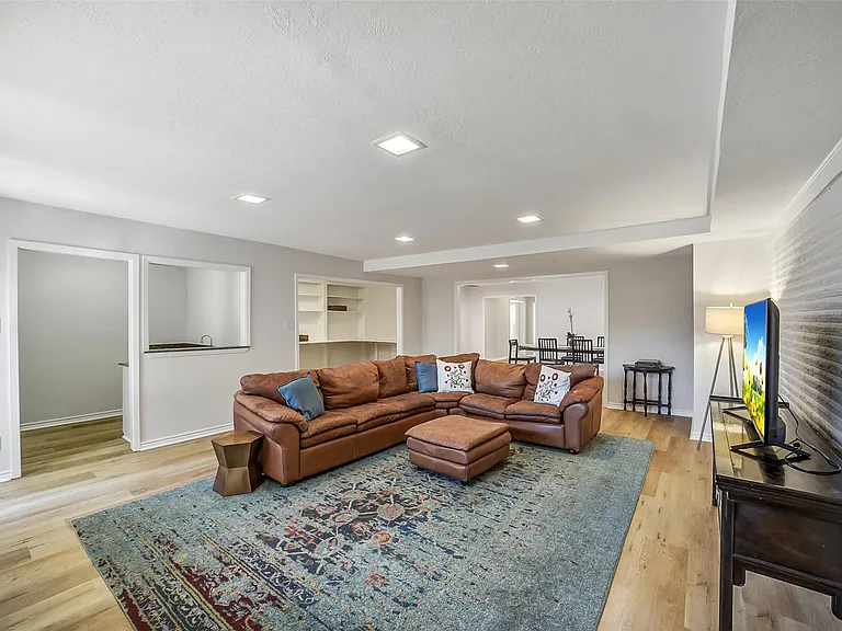 6215 Queensloch Dr — Photo 6