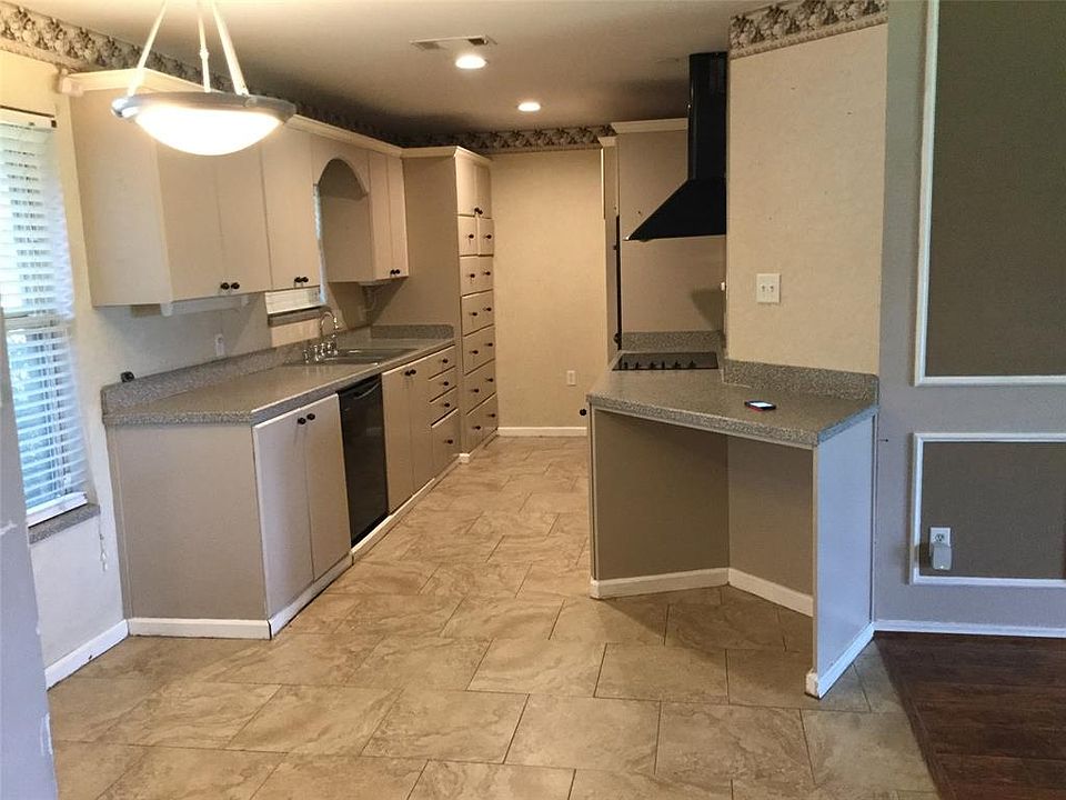 2nd image of 511 Canary Ln