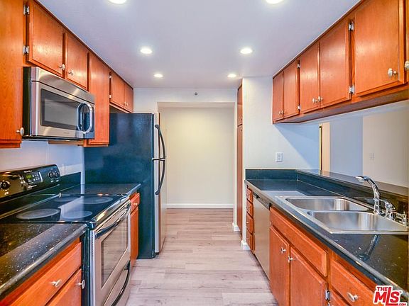 3rd image of 600 W 9th St APT 911