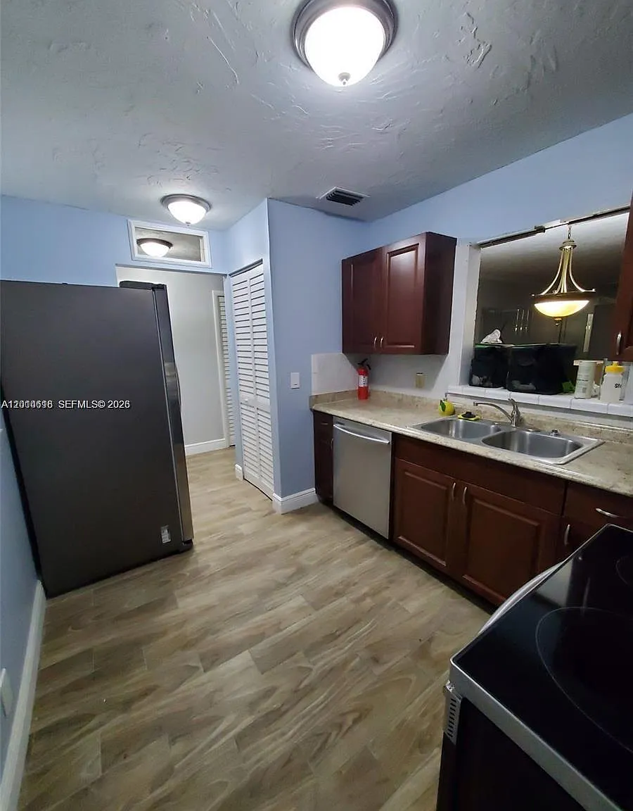 Canongate Condominium — Photo 2