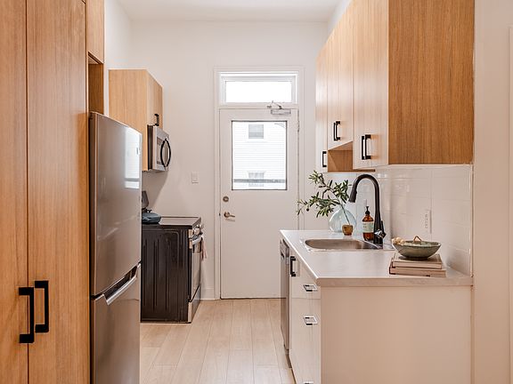 3rd image of 120 Wurtemburg St