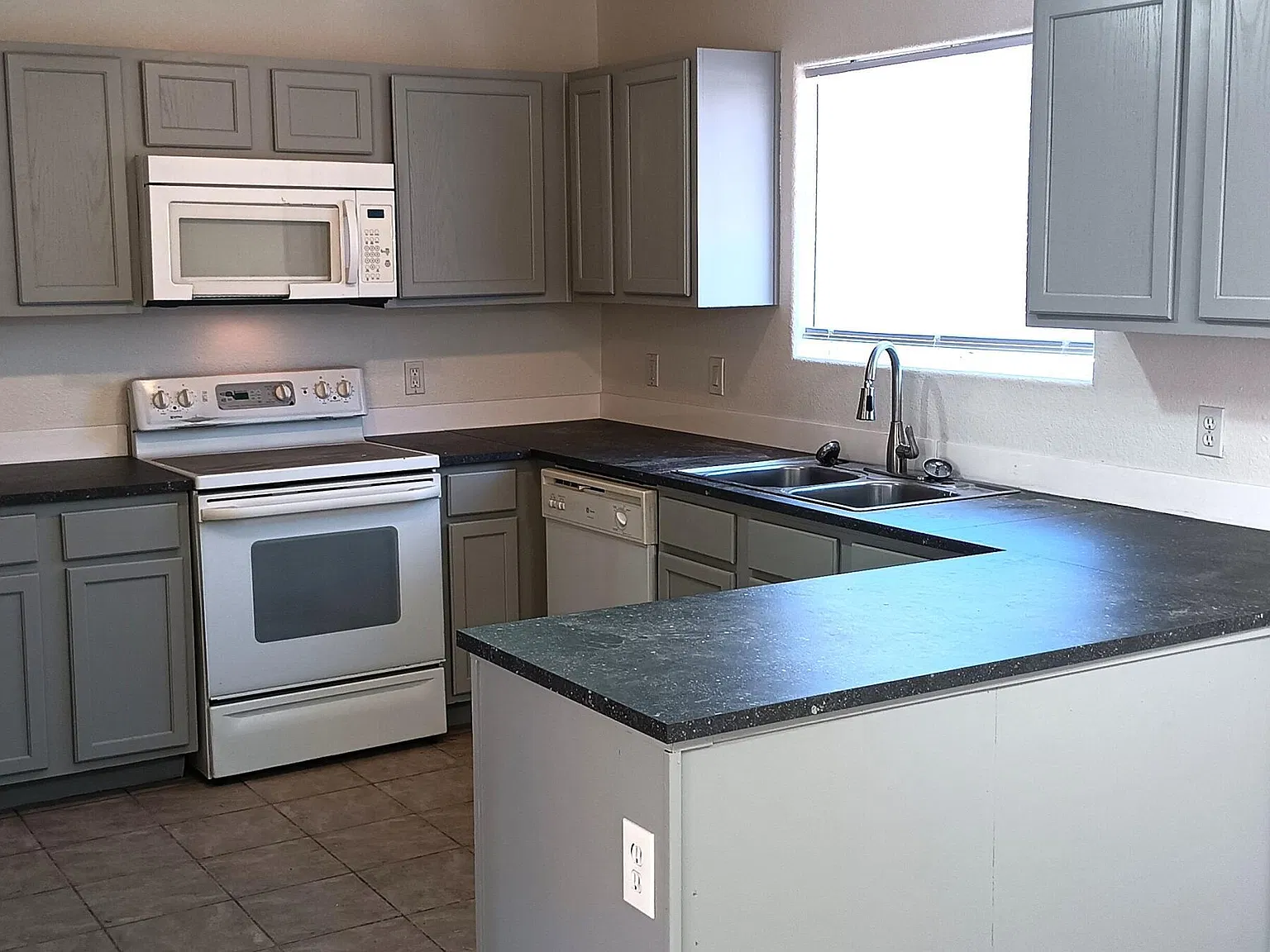 3 bed, 2.0 bath, 2142 sqft, $1,350 — Photo 2