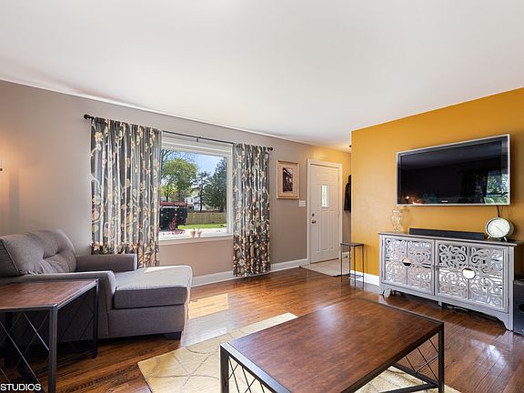 3rd image of 332 SE Garfield Ave