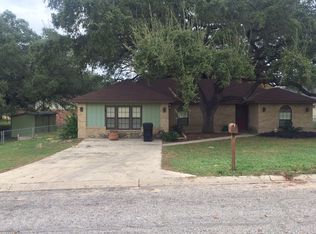 334 Sollock Dr, Devine, TX 78016