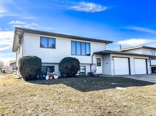 425 28th Ave SW APT D, Minot, ND 58701