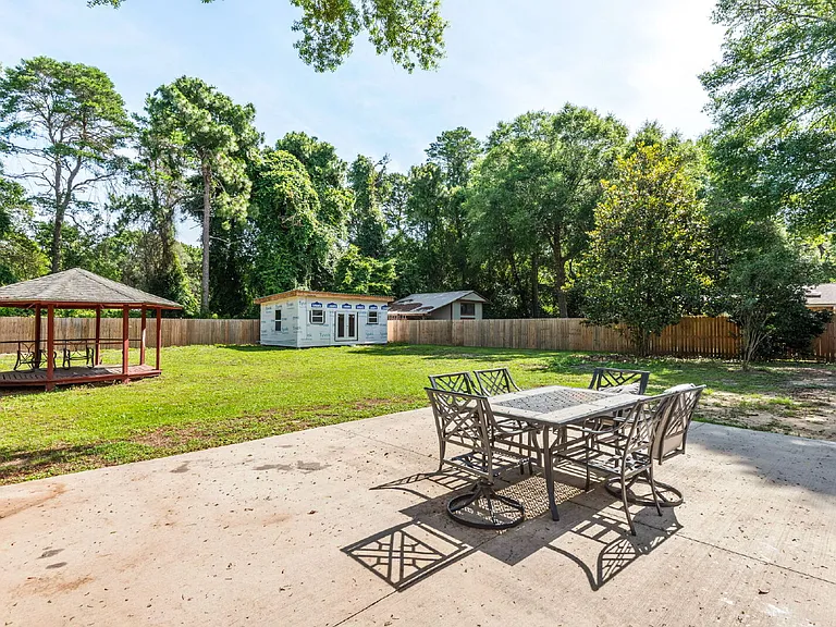 2507 Edgewater Dr — Photo 32