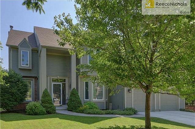 Beautiful 2-story home w/ lush landscaping on cul de sac.