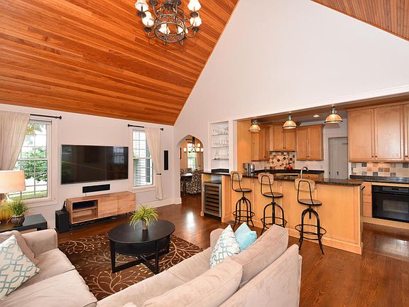 2nd image of 6310 N Santa Monica Blvd