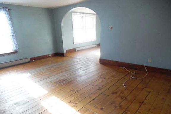 5th image of 415 Lower Main St W