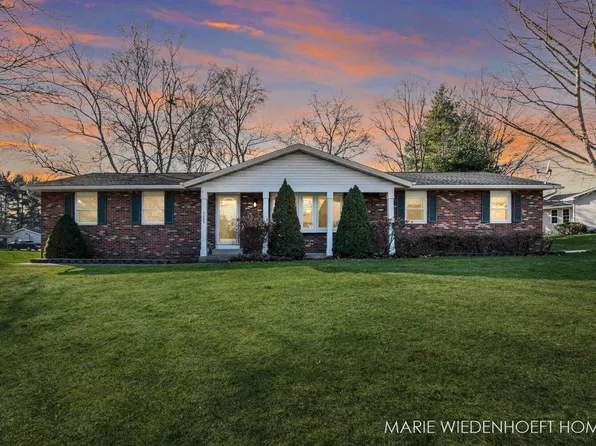 5085 Lands End Dr, Kalamazoo, MI 49009