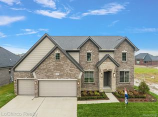 16917 Glenhurst Dr, Macomb, MI 48044
