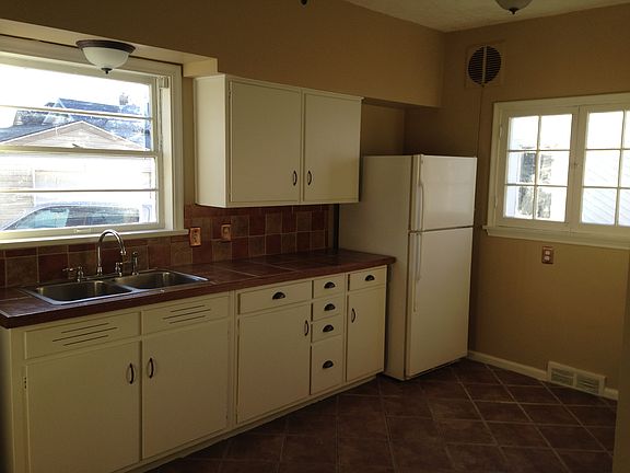 Lower Apt kitchen