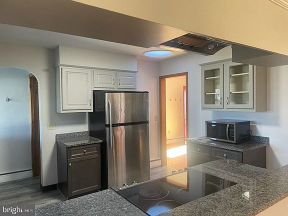 4th image of 419 W Areba Ave