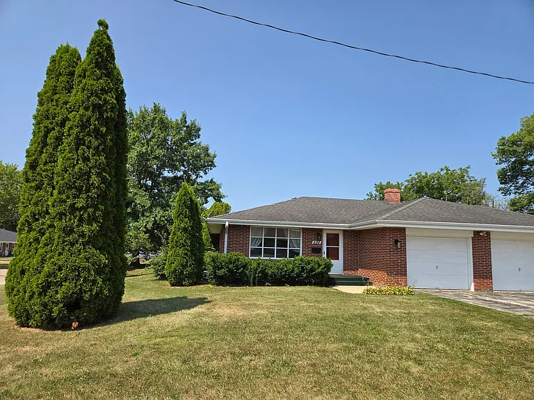 592 Donna Dr — Photo 2