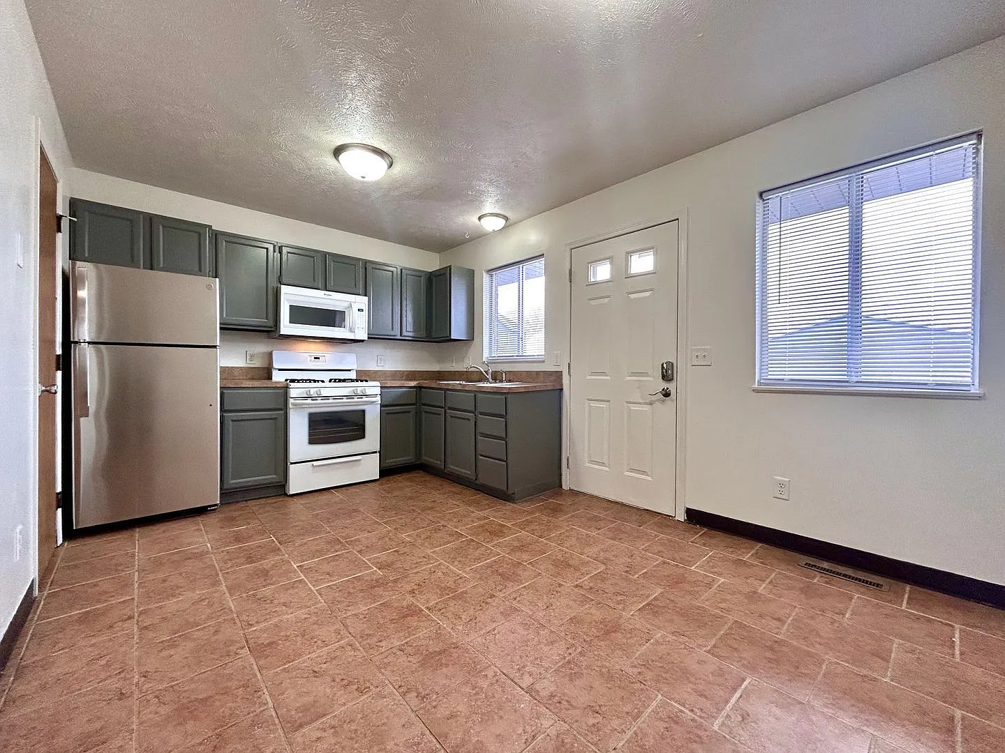 2 bed, 1.5 bath, 1500 sqft, $1,595 — Photo 3