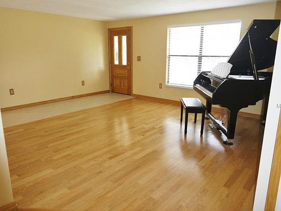 2nd image of 1104 Robinwood Dr