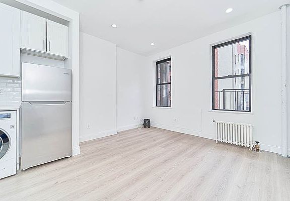 2nd image of 233 E 82nd St APT 3C